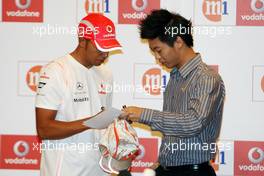 25.09.2008 Singapore City, Singapore,  M1 & Vodafone Welcomes Lewis Hamilton (GBR), McLaren Mercedes to Singapore! - Formula 1 World Championship, Rd 15, Singapore Grand Prix, Thursday