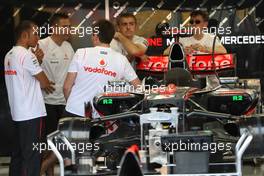 25.09.2008 Singapore City, Singapore,  Lewis Hamilton (GBR), McLaren Mercedes with team members in the garage - Formula 1 World Championship, Rd 15, Singapore Grand Prix, Thursday