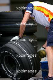 09.05.2008 Istanbul, Turkey,  Renault F1 Team mechanic - Formula 1 World Championship, Rd 5, Turkish Grand Prix, Friday