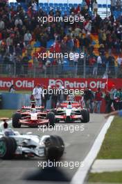 11.05.2008 Istanbul, Turkey,  Felipe Massa (BRA), Scuderia Ferrari with fans running on the circuit during the in lap at the end of the race - Formula 1 World Championship, Rd 5, Turkish Grand Prix, Sunday Podium