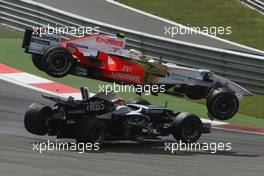 11.05.2008 Istanbul, Turkey,  Giancarlo Fisichella (ITA), Force India F1 Team, VJM-01 crashes over the top of Kazuki Nakajima (JPN), Williams F1 Team, FW30 - Formula 1 World Championship, Rd 5, Turkish Grand Prix, Sunday Race