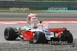 11.05.2008 Istanbul, Turkey,  Giancarlo Fisichella (ITA), Force India F1 Team, VJM-01 crashes over the top of Kazuki Nakajima (JPN), Williams F1 Team, FW30 - Formula 1 World Championship, Rd 5, Turkish Grand Prix, Sunday Race