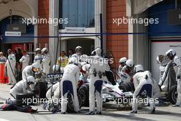 10.05.2008 Istanbul, Turkey,  Nick Heidfeld (GER), BMW Sauber F1 Team, F1.08 pit stop - Formula 1 World Championship, Rd 5, Turkish Grand Prix, Saturday Qualifying