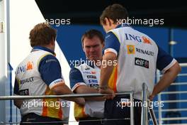 10.05.2008 Istanbul, Turkey,  (Centre) Alan Permaine (GBR), Renault F1 Team, Engineer - Formula 1 World Championship, Rd 5, Turkish Grand Prix, Saturday