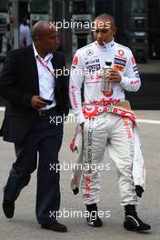 10.05.2008 Istanbul, Turkey,  Lewis Hamilton (GBR), McLaren Mercedes and Anthony Hamilton (GBR), Father of Lewis Hamilton - Formula 1 World Championship, Rd 5, Turkish Grand Prix, Saturday