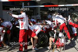 08.05.2008 Istanbul, Turkey,  Toyota Racing practice pitstops - Formula 1 World Championship, Rd 5, Turkish Grand Prix, Thursday