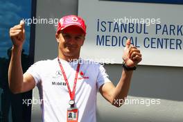 08.05.2008 Istanbul, Turkey,  Heikki Kovalainen (FIN), McLaren Mercedes gets the "ok" to drive from the Istanbul Park Medical Center to drive at this weekend's Grand Prix - Formula 1 World Championship, Rd 5, Turkish Grand Prix, Thursday