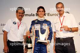 14.09.2008 Monza, Italy,  Formula BMW Europe Prize Giving - l-r, Mario Theissen (GER), BMW Sauber F1 Team, BMW Motorsport Director, 1st Place, Esteban Gutierrez (MEX), Josef-Kaufmann-Racing and Klaus Draeger (GER), BMW AG Member of the Board - Formula BMW Europe 2008, Rd 15 & 16, Monza, Sunday Podium