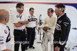 06.12.2008 Mexico City, Mexico,  Dr. Mario Theissen (GER), BMW Sauber F1 Team, BMW Motorsport Director and the last years winner Philipp Eng (AT) on his Formula One drive with the BMW Sauber F1 Team gets a Rookie hair cut from the F1 Team, Formula BMW World Final 2008 at the Autodromo Hermanos Rodríguez, 4th-7th of December 2008