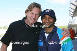 23.01.2009 Taupo, New Zealand,  David Sears with Narain Karthikeyan (IND), driver of A1 Team India - A1GP World Cup of Motorsport 2008/09, Round 4, Taupo, Friday Practice - Copyright A1GP - Free for editorial usage