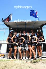 24.01.2009 Taupo, New Zealand,  Chris Van Der Drift (NZL), driver of A1 Team New Zealand with the TW Steel Grid Girls - A1GP World Cup of Motorsport 2008/09, Round 4, Taupo, Saturday - Copyright A1GP - Free for editorial usage