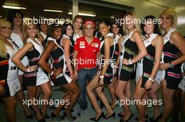 21.02.2009 Johannesburg, South Africa,  Felipe Massa (BRA) meets the grid girls - A1GP World Cup of Motorsport 2008/09, Round 5, Gauteng, Saturday Qualifying - Copyright A1GP - Free for editorial usage