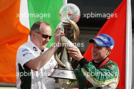 03.05.2009 Fawkham, England,  Mark Gallagher (IRL) and Adam Carroll (IRL), driver of A1 Team Ireland, win the world cup of motorsport - A1GP World Cup of Motorsport 2008/09, Round 7, Brands Hatch, Sunday Race 2 - Copyright A1GP - Free for editorial usage