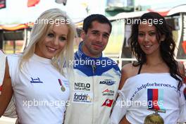 02.05.2009 Fawkham, England,  Neel Jani (SUI), driver of A1 Team Switzerland with the help for Heros girls - A1GP World Cup of Motorsport 2008/09, Round 7, Brands Hatch, Saturday - Copyright A1GP - Free for editorial usage