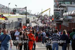 03.05.2009 Fawkham, England,  Fans in the pitlane - A1GP World Cup of Motorsport 2008/09, Round 7, Brands Hatch, Sunday - Copyright A1GP - Free for editorial usage