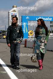 16.05.2009 Hockenheim, Germany,  Vitantonio Liuzi (ITA), testdriver F1 ForceIndia, and his girlfriend visiting the DTM as a guest of Colin Kolles. - DTM 2009 at Hockenheimring, Germany
