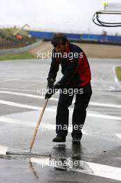 18.07.2009 Zandvoort, The Netherlands,  Audi mechanic cleaning the pitlane in front of the pitboxes - DTM 2009 at Circuit Park Zandvoort, The Netherlands