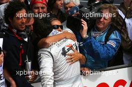 19.07.2009 Zandvoort, The Netherlands,  Gary Paffett (GBR), Team HWA AMG Mercedes (1st) being congratulated by his wife - DTM 2009 at Circuit Park Zandvoort, The Netherlands