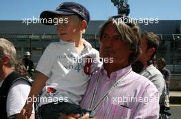 15.08.2009 Nürburg, Germany,  Hermann Tomczyk (GER), ADAC Sport President, with a little boy - DTM 2009 at Nürburgring, Germany