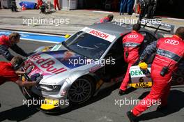 15.08.2009 Nürburg, Germany,  Mechanics push the car of Martin Tomczyk (GER), Audi Sport Team Abt, Audi A4 DTM into the pitbox - DTM 2009 at Nürburgring, Germany