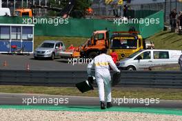 16.08.2009 Nürburg, Germany,  Gary Paffett (GBR), Team HWA AMG Mercedes, AMG Mercedes C-Klasse spun in the first corner and a trackmarshal cleaned up the bodywork parts on the track. - DTM 2009 at Nürburgring, Germany