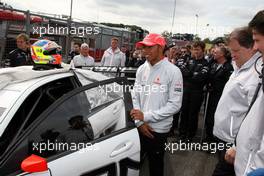 06.09.2009 Fawkham, England,  Lewis Hamilton (GBR), McLaren Mercedes, Paul di Resta (GBR), Team HWA AMG Mercedes, AMG Mercedes C-Klasse, on the grid - DTM 2009 at Brands Hatch, England