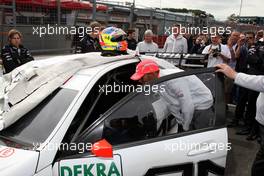 06.09.2009 Fawkham, England,  Lewis Hamilton (GBR), McLaren Mercedes, Paul di Resta (GBR), Team HWA AMG Mercedes, AMG Mercedes C-Klasse, on the grid - DTM 2009 at Brands Hatch, England