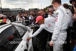 06.09.2009 Fawkham, England,  Lewis Hamilton (GBR), McLaren Mercedes, Paul di Resta (GBR), Team HWA AMG Mercedes, AMG Mercedes C-Klasse, on the grid - DTM 2009 at Brands Hatch, England