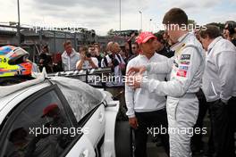 06.09.2009 Fawkham, England,  Lewis Hamilton (GBR), McLaren Mercedes, Paul di Resta (GBR), Team HWA AMG Mercedes, AMG Mercedes C-Klasse, on the grid - DTM 2009 at Brands Hatch, England