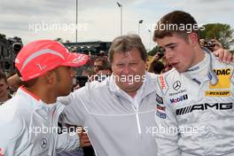 06.09.2009 Fawkham, England,  Lewis Hamilton (GBR), McLaren Mercedes, Norbert Haug (GER), Mercedes, Motorsport chief, Paul di Resta (GBR), Team HWA AMG Mercedes, AMG Mercedes C-Klasse, on the grid - DTM 2009 at Brands Hatch, England