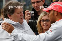 06.09.2009 Fawkham, England,  Norbert Haug (GER), Mercedes, Motorsport chief, Lewis Hamilton (GBR), McLaren Mercedes, on the grid - DTM 2009 at Brands Hatch, England