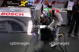 24.10.2009 Hockenheim, Germany,  Timo Scheider (GER), Audi Sport Team Abt, cleaning his shoes before stepping into the car - DTM 2009 at Hockenheimring, Hockenheim, Germany