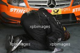 24.10.2009 Hockenheim, Germany,  mechanic looks under the car of Gary Paffett (GBR), Team HWA AG, AMG Mercedes C-Klasse - DTM 2009 at Hockenheimring, Hockenheim, Germany