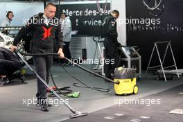 24.10.2009 Hockenheim, Germany,  Mercedes Benz teammember cleaning the garage. - DTM 2009 at Hockenheimring, Hockenheim, Germany