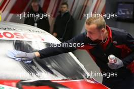 24.10.2009 Hockenheim, Germany,  cleaning the front shield of Tom Kristensen (DEN), Audi Sport Team Abt Sportsline, Audi A4 DTM - DTM 2009 at Hockenheimring, Hockenheim, Germany
