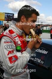 25.10.2009 Hockenheim, Germany,  Timo Scheider (GER), Audi Sport Team Abt, Portrait, traditionally eating a banana just before the start of the race - DTM 2009 at Hockenheimring, Hockenheim, Germany