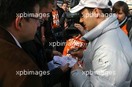 25.10.2009 Hockenheim, Germany,  Gary Paffett (GBR), Team HWA AMG Mercedes, signing autographs - DTM 2009 at Hockenheimring, Hockenheim, Germany