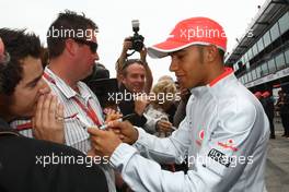 27.03.2009 Melbourne, Australia,  Lewis Hamilton (GBR), McLaren Mercedes signing autographs for the fans - Formula 1 World Championship, Rd 1, Australian Grand Prix, Friday