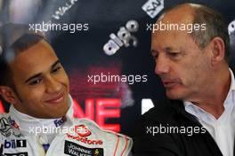 27.03.2009 Melbourne, Australia,  Lewis Hamilton (GBR), McLaren Mercedes, Ron Dennis (GBR) McLaren Executive Chairman - Formula 1 World Championship, Rd 1, Australian Grand Prix, Friday Practice