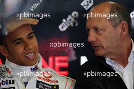 27.03.2009 Melbourne, Australia,  Lewis Hamilton (GBR), McLaren Mercedes, Ron Dennis (GBR) McLaren Executive Chairman - Formula 1 World Championship, Rd 1, Australian Grand Prix, Friday Practice