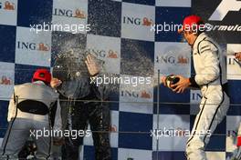 29.03.2009 Melbourne, Australia,  Ross Brawn (GBR) Brawn Grand Prix Team Principal uses his trophy to keep himself dry from 2nd pllace Rubens Barrichello (BRA), Brawn GP and 1st place Jenson Button (GBR), Brawn GP - Formula 1 World Championship, Rd 1, Australian Grand Prix, Sunday Podium