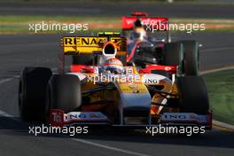 29.03.2009 Melbourne, Australia,  Nelson Piquet Jr (BRA), Renault F1 Team leads Lewis Hamilton (GBR), McLaren Mercedes, MP4-24 - Formula 1 World Championship, Rd 1, Australian Grand Prix, Sunday Race