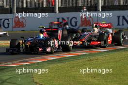 29.03.2009 Melbourne, Australia,  Sébastien Buemi (SUI), Scuderia Toro Rosso leads Lewis Hamilton (GBR), McLaren Mercedes - Formula 1 World Championship, Rd 1, Australian Grand Prix, Sunday Race