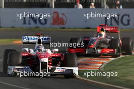 29.03.2009 Melbourne, Australia,  Jarno Trulli (ITA), Toyota Racing, TF109 leads Lewis Hamilton (GBR), McLaren Mercedes, MP4-24 - Formula 1 World Championship, Rd 1, Australian Grand Prix, Sunday Race