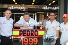 29.03.2009 Melbourne, Australia, Martin Whitmarsh (GBR), McLaren, Chief Executive Officer, Norbert Haug (GER), Mercedes, Motorsport chief,  Pedro de la Rosa (ESP), Test Driver, McLaren Mercedes with a steering wheel as present for its ten years anniversary in Formula 1 and Lewis Hamilton (GBR), McLaren Mercedes - Formula 1 World Championship, Rd 1, Australian Grand Prix, Sunday