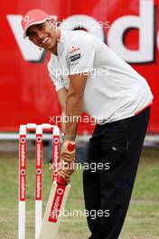 26.03.2009 Melbourne, Australia,  Lewis Hamilton (GBR), McLaren Mercedes, playing cricket - Formula 1 World Championship, Rd 1, Australian Grand Prix, Thursday