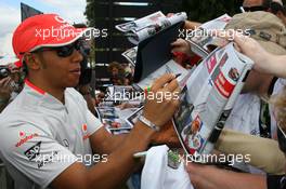 26.03.2009 Melbourne, Australia,  Lewis Hamilton (GBR), McLaren Mercedes signing autographs  - Formula 1 World Championship, Rd 1, Australian Grand Prix, Thursday