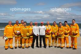 26.03.2009 Melbourne, Australia,  Heikki Kovalainen (FIN), McLaren Mercedes, Lewis Hamilton (GBR), McLaren Mercedes with firemen - Formula 1 World Championship, Rd 1, Australian Grand Prix, Thursday