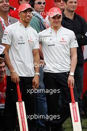 26.03.2009 Melbourne, Australia,  Lewis Hamilton (GBR), McLaren Mercedes and Heikki Kovalainen (FIN), McLaren Mercedes watching cricket - Formula 1 World Championship, Rd 1, Australian Grand Prix, Thursday