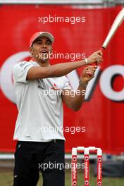 26.03.2009 Melbourne, Australia,  Lewis Hamilton (GBR), McLaren Mercedes, playing cricket - Formula 1 World Championship, Rd 1, Australian Grand Prix, Thursday